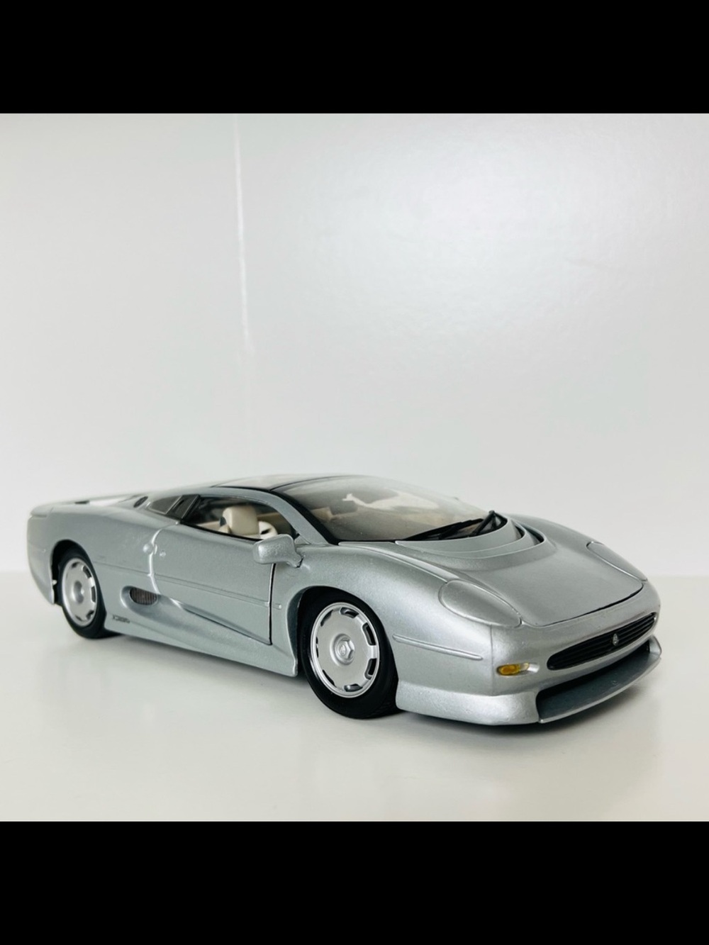 1992 Jaguar XJ220 special edition by Maisto 1:18